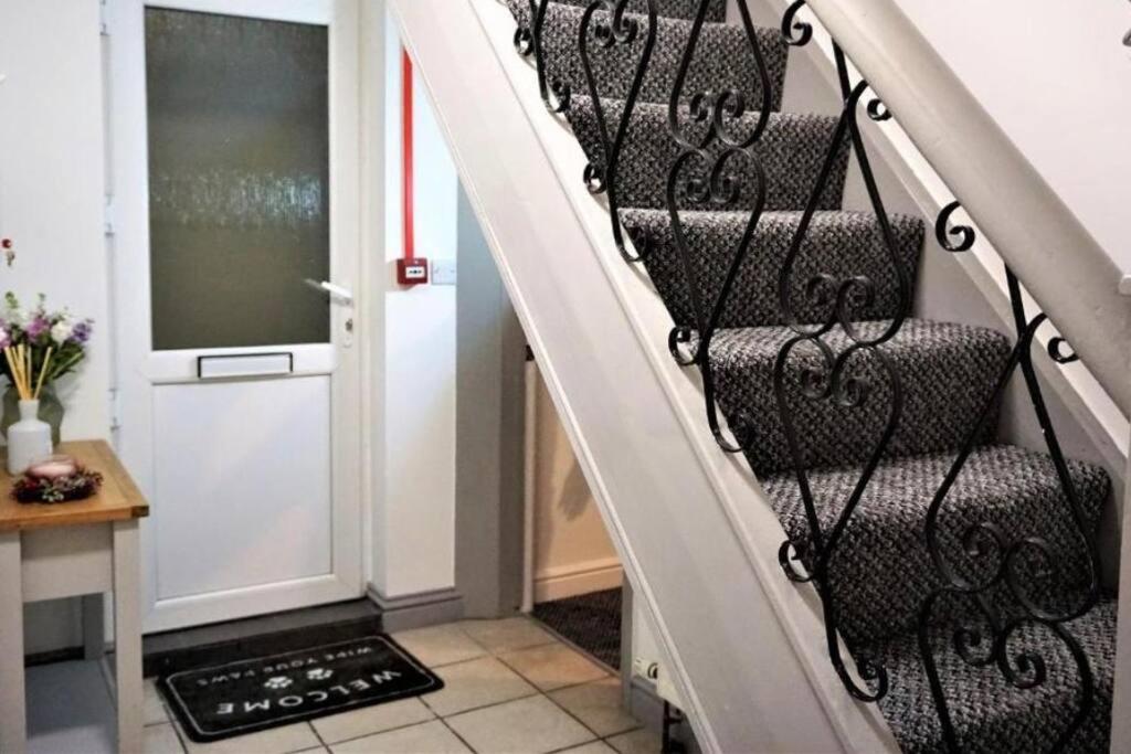 Large 5 Bed town house in Kettering town centre - Housity