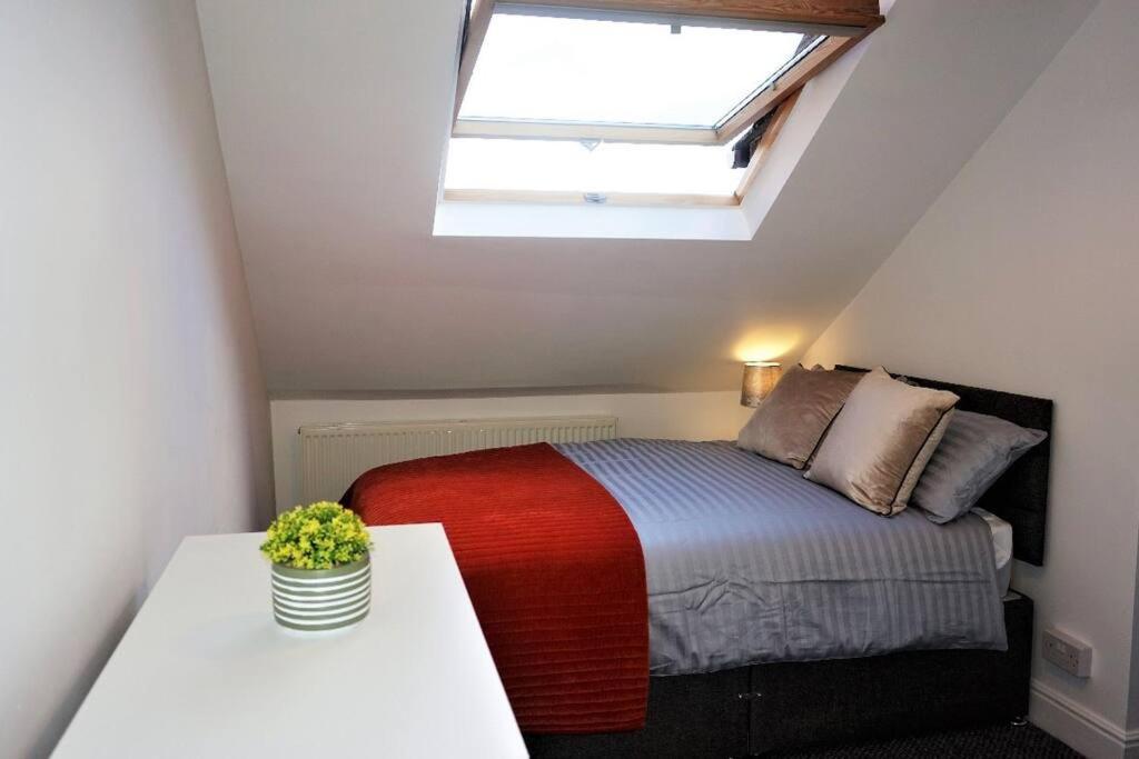 Large 5 Bed town house in Kettering town centre - Housity
