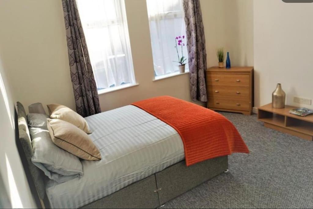 Large 5 Bed town house in Kettering town centre - Housity