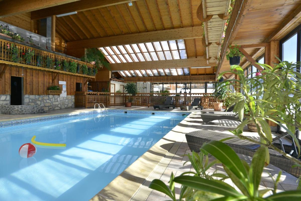 Piscine de l'établissement Hotel Le Ferraillon ou située à proximité