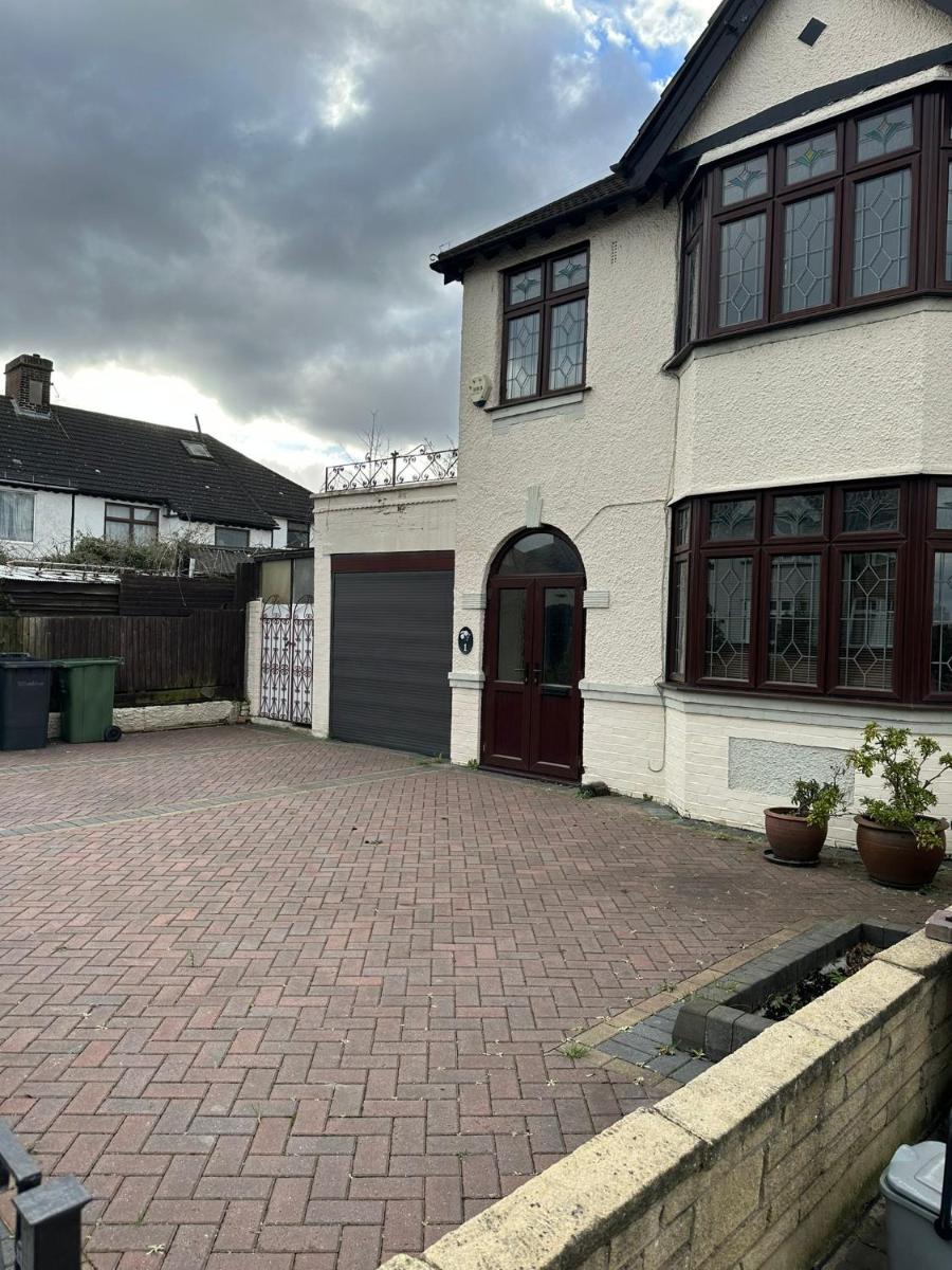 Amazing and Romantic O2 Arena 4 Bedrooms House free parking - Housity