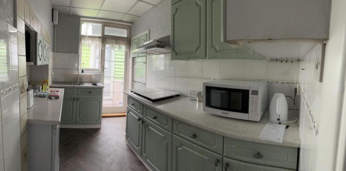 Amazing and Romantic O2 Arena 4 Bedrooms House free parking - Hizvo