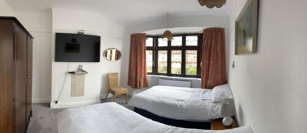 Amazing and Romantic O2 Arena 4 Bedrooms House free parking - Housity