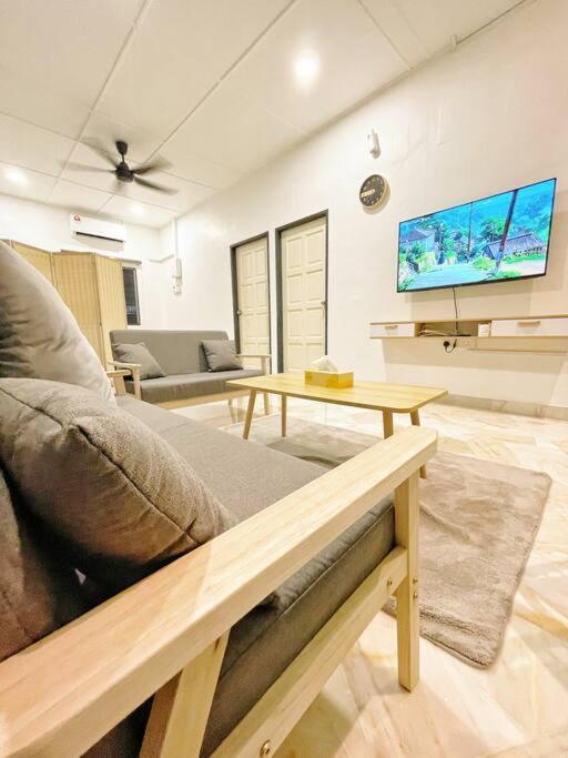 Hillview Landed Homestay - Housity