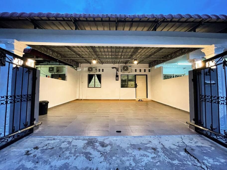Hillview Landed Homestay - Housity