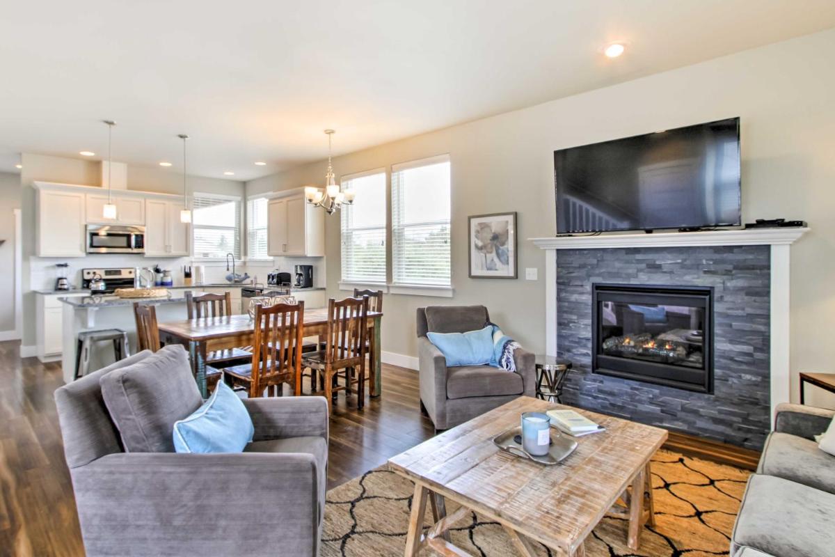 Ocean Shores House with Hot Tub - Walk to Beach - Housity