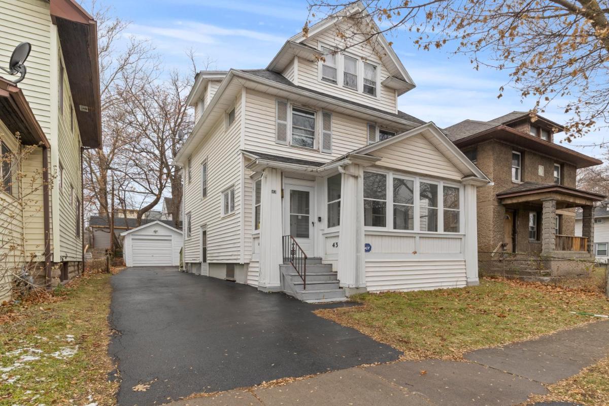 King Bed-Full Kitchen-Self Check-In-Parking-UofR - Housity