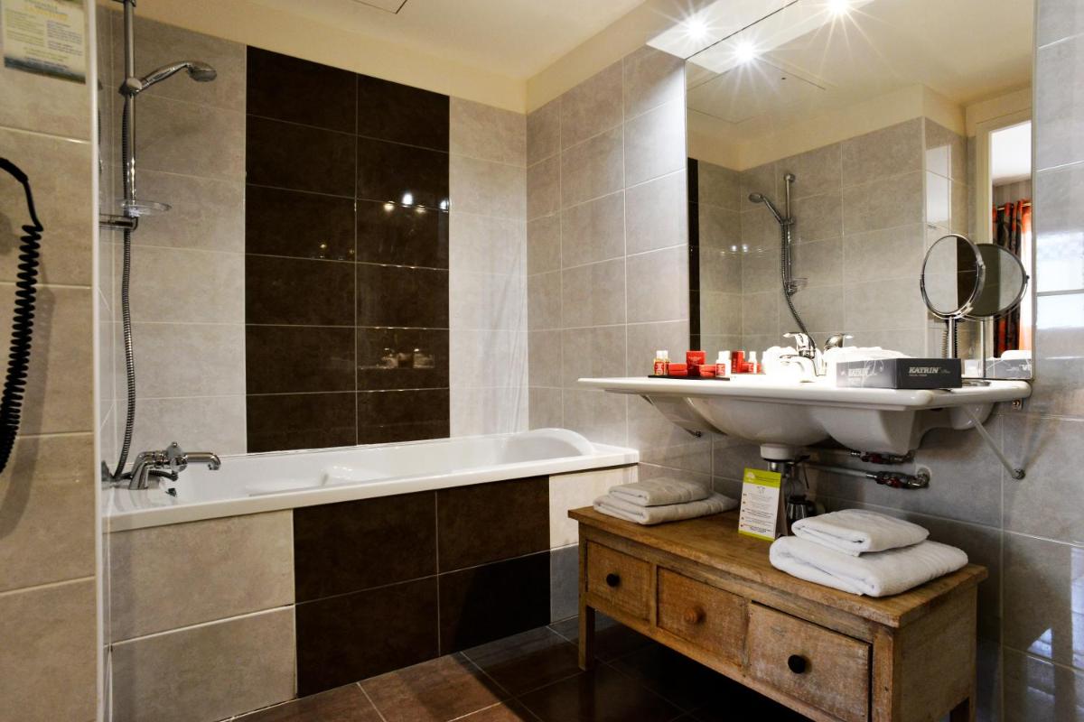 une salle de bain avec un lavabo, une baignoire et une douche dans l'établissement Almoria Hôtel & SPA, à Deauville 71 autres photos