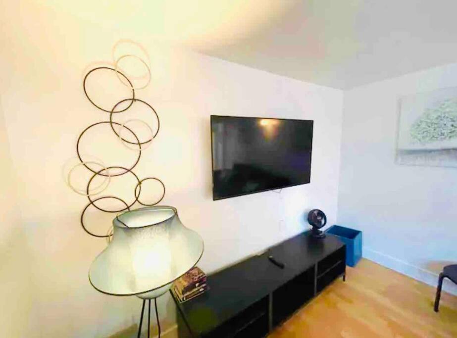 Front House 3 bedroom flat nice street, walk to BART, shops - Housity