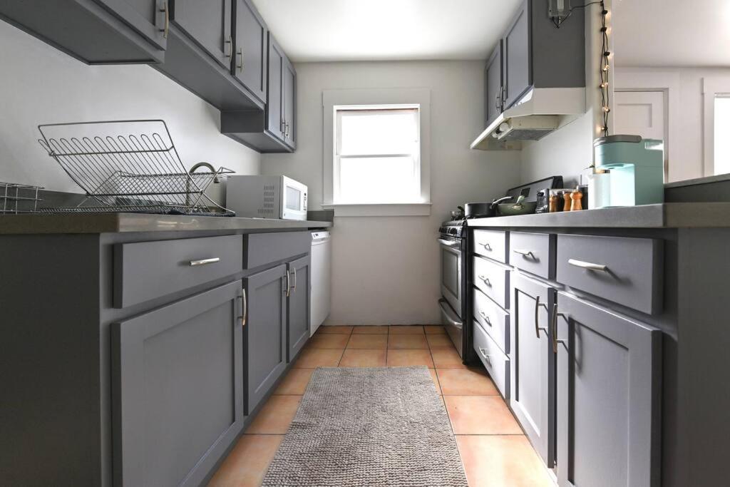 Front House 3 bedroom flat nice street, walk to BART, shops - Housity