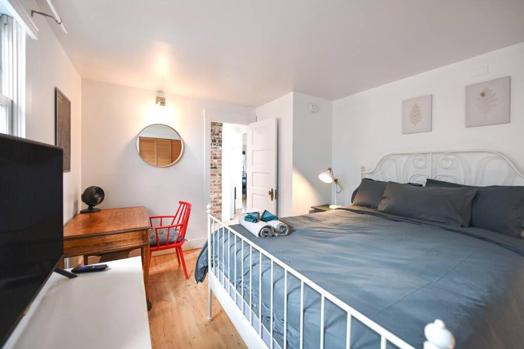 Front House 3 bedroom flat nice street, walk to BART, shops - Housity