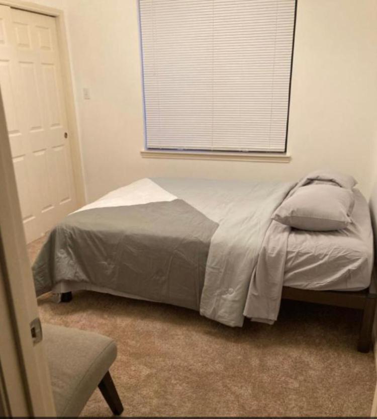 Love Downtown Upstairs room no kids no smoking - Housity