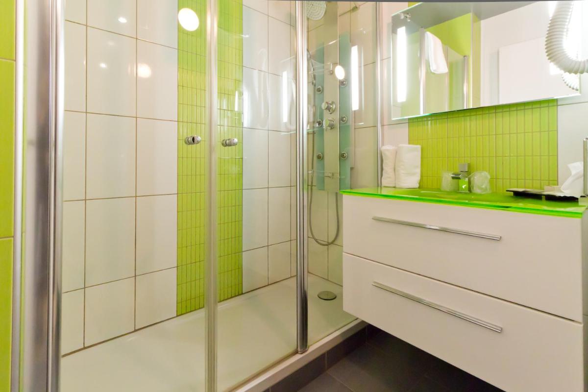 Salle de bains dans l'établissement Logis Hôtel Restaurant Le Fruitier