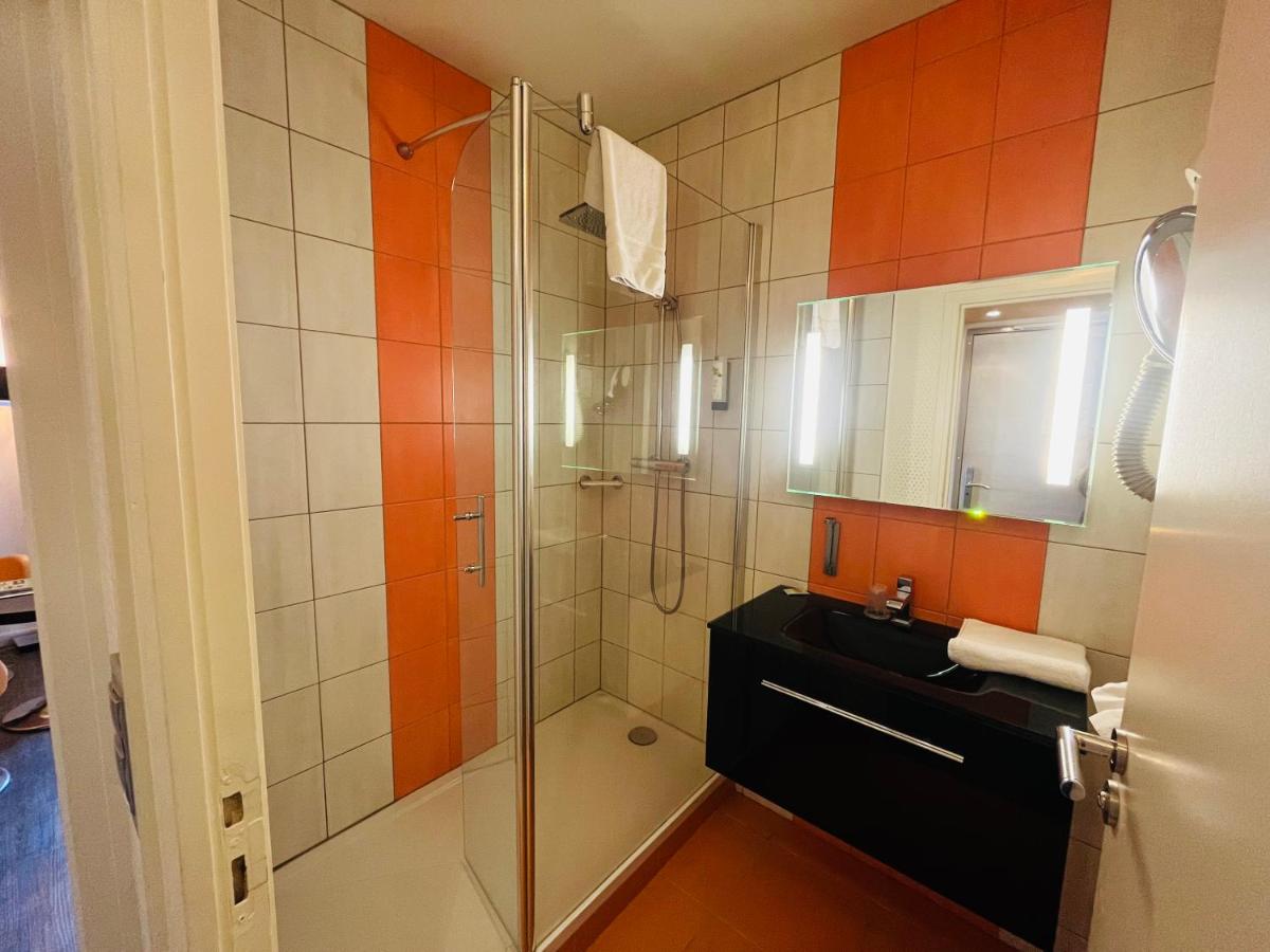 Salle de bains dans l'établissement Logis Hôtel Restaurant Le Fruitier