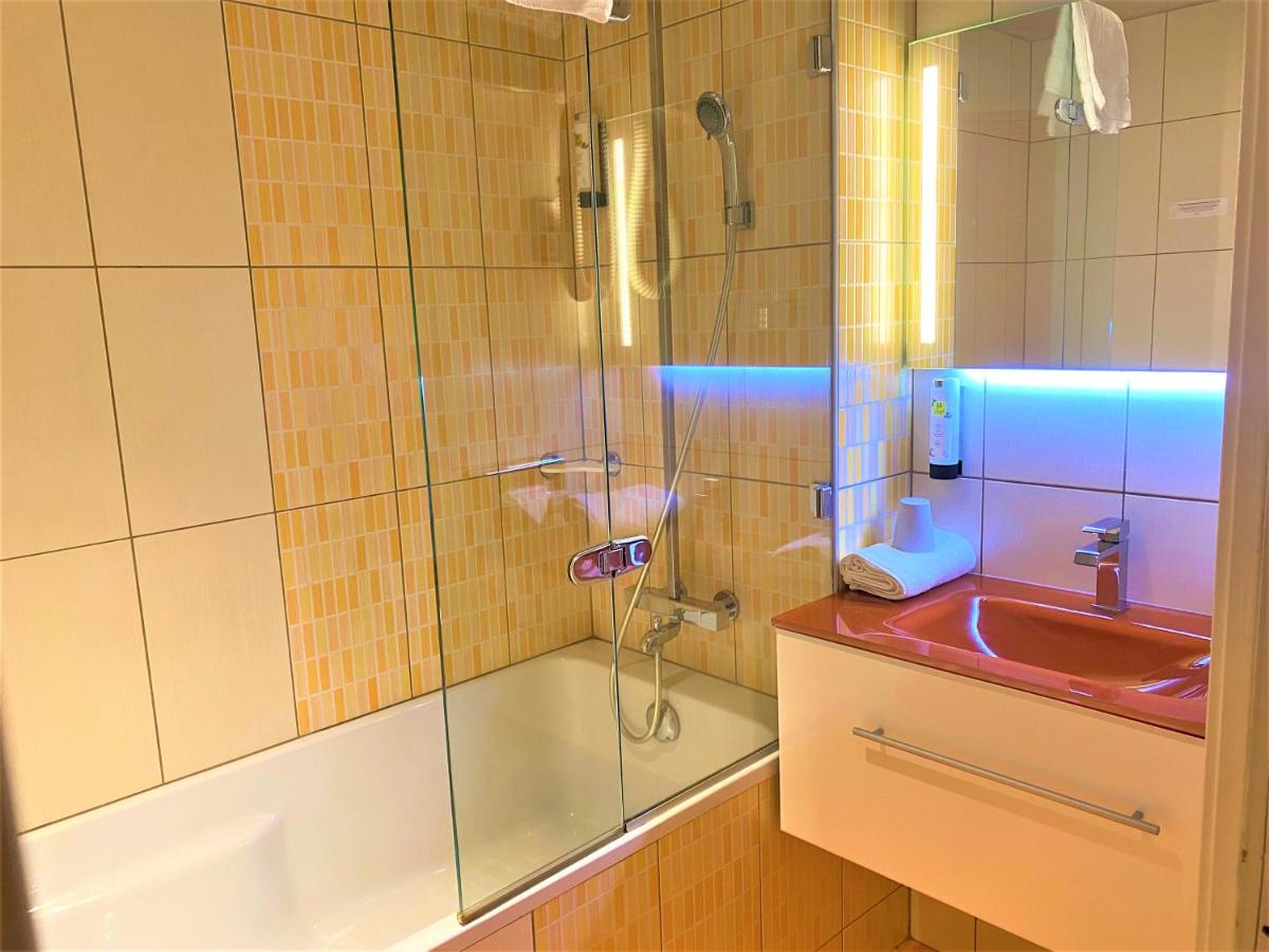 Salle de bains dans l'établissement Logis Hôtel Restaurant Le Fruitier