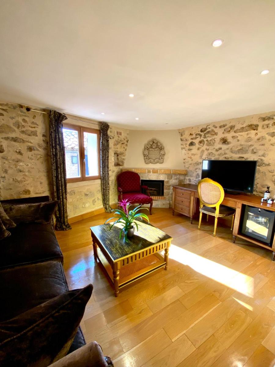 Télévision ou salle de divertissement dans l'établissement Chateau Eza