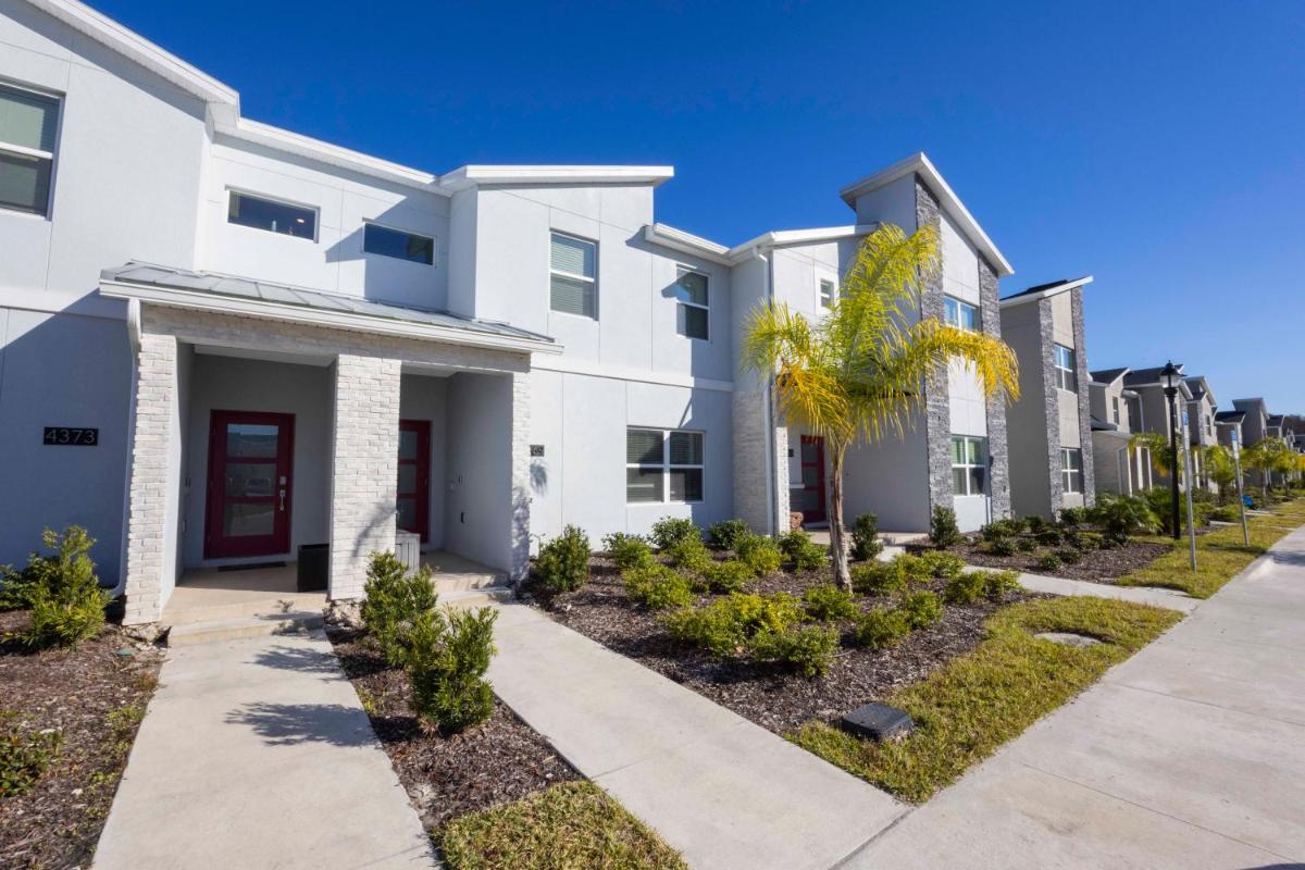 Stunning 4 Bd Close to Disney w/ Pool @ Storey Lake Resort 4369 - Housity