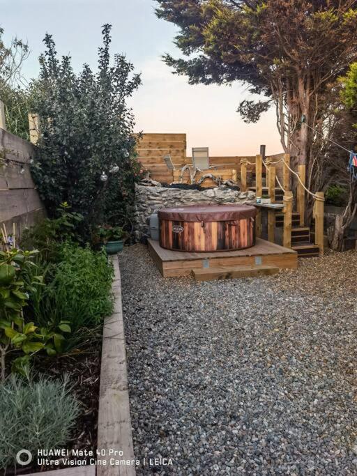 Brynglas Cottage with Hot Tub, Anglesey. - Housity