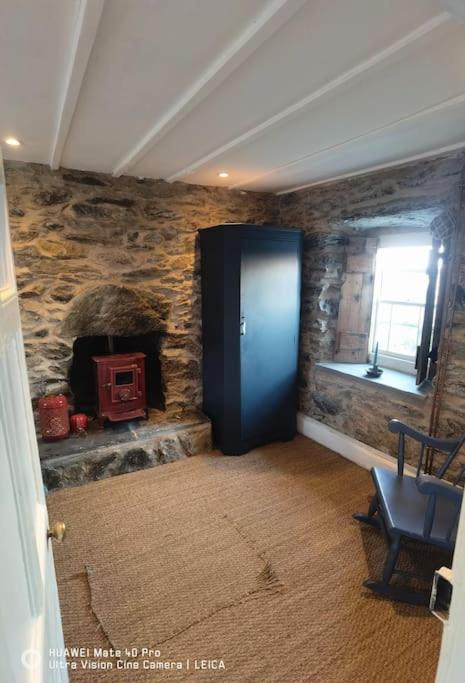 Brynglas Cottage with Hot Tub, Anglesey. - Housity