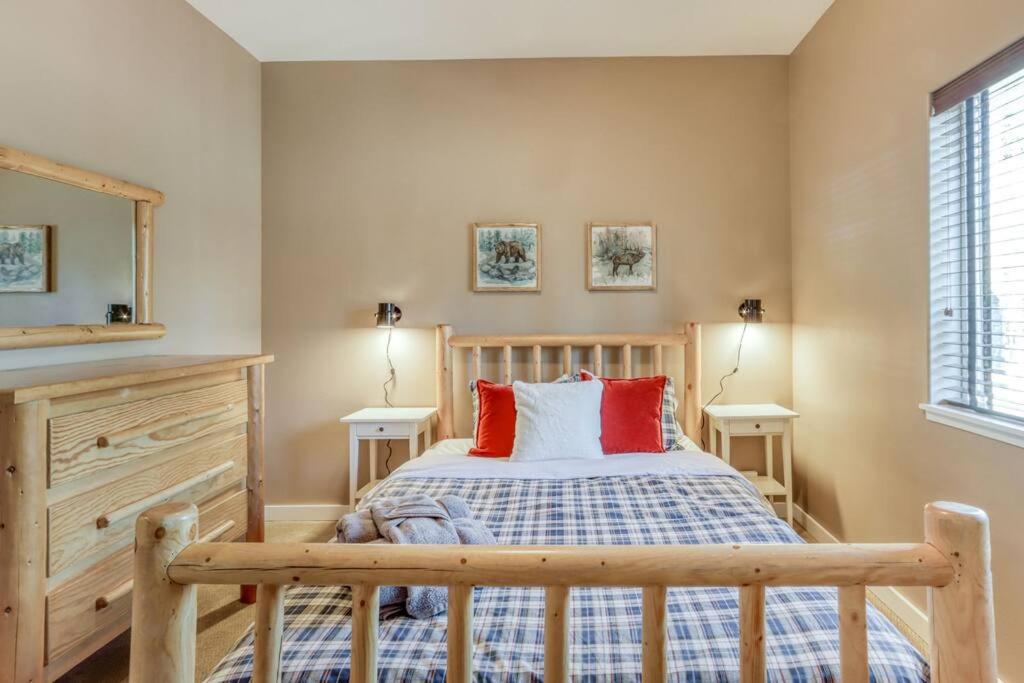 Suitetrails - Spacious Three Rivers Lodge✦Fenced .5 Acre✦Hot Tub