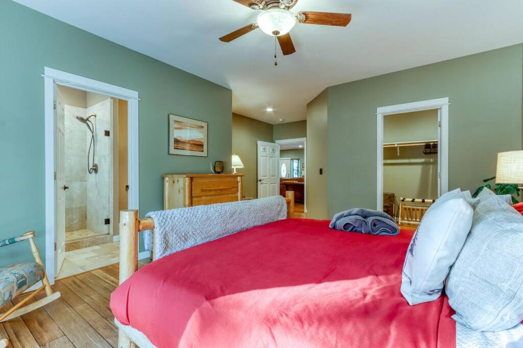 Suitetrails - Spacious Three Rivers Lodge✦Fenced .5 Acre✦Hot Tub