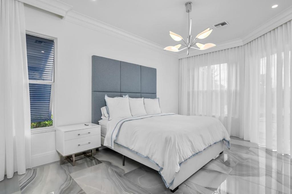 The White House--Luxurious Lakefront Spanish Villa-4BR with pool, golf courses, 15 mins to beach - Housity