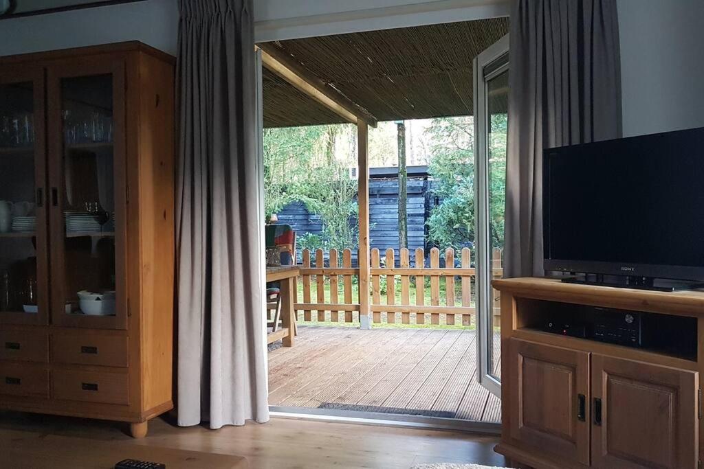 Mooi chalet met grote tuin op een 4 sterren park. - Housity