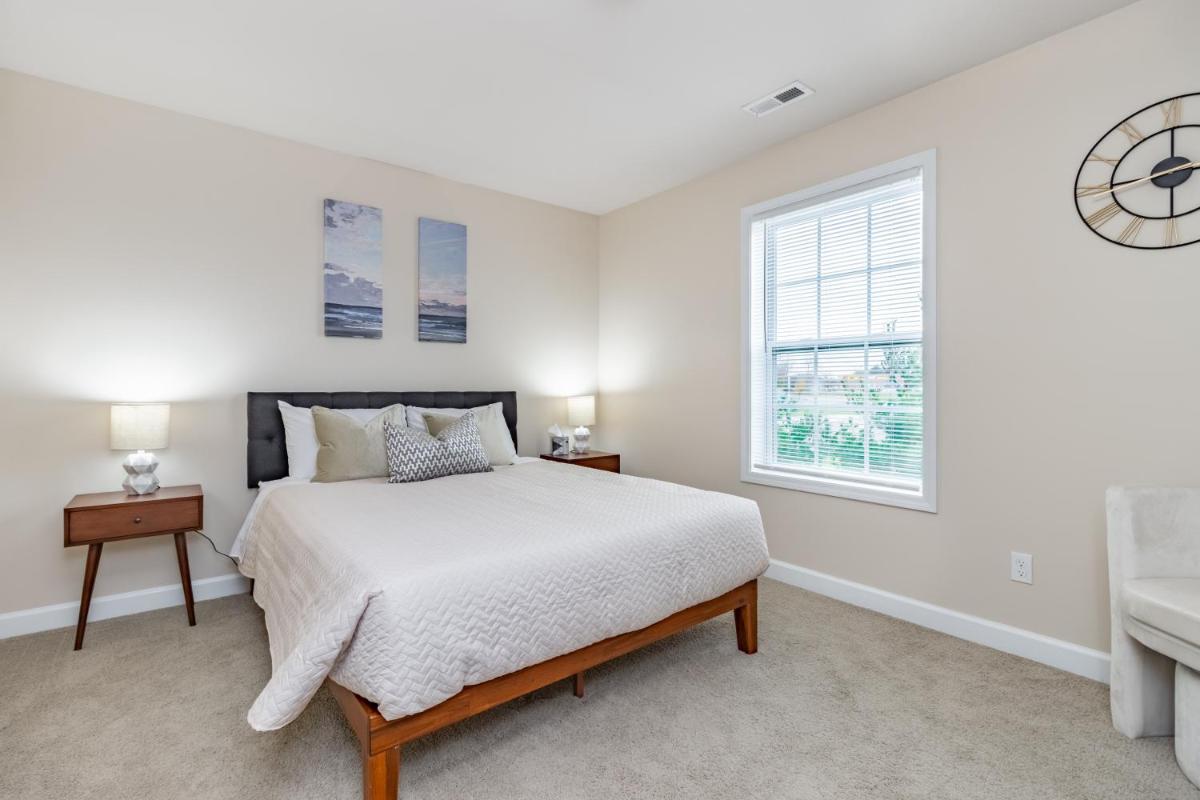 ConTemporary Stay in Central Peoria - Housity
