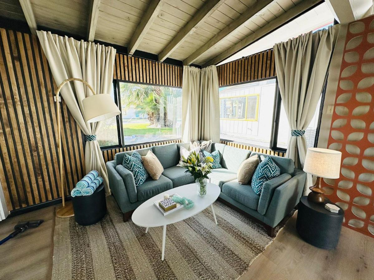 A PLACE IN THE SUN Hotel - ADULTS ONLY Big Units, Privacy Gardens & Heated Pool & Spa in 1 Acre Park Prime Location, PET Friendly, TOP Midcentury Modern Boutique Hotel - Housity