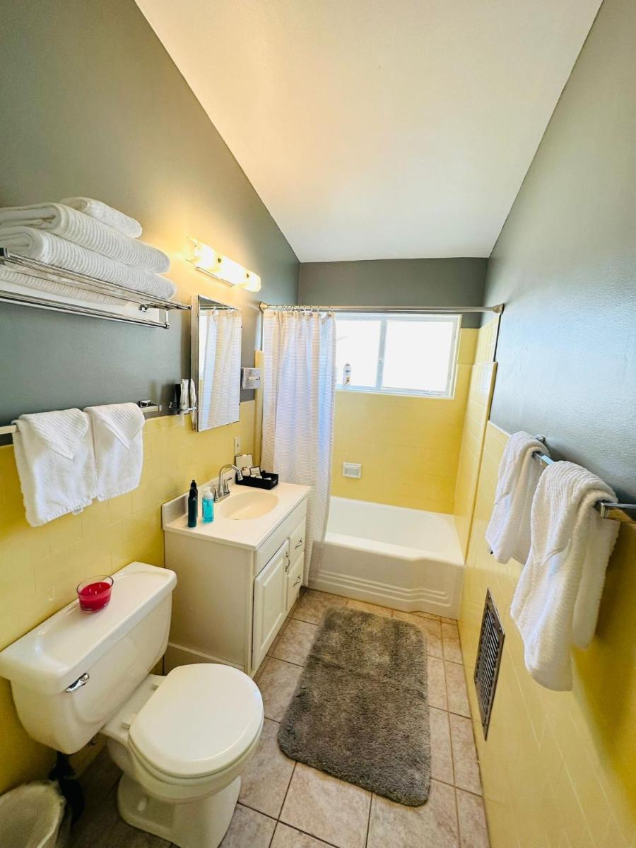 A PLACE IN THE SUN Hotel - ADULTS ONLY Big Units, 24h Heated Pool & Spa in 1 Acre Park Prime Location, DOG Friendly, TOP Midcentury Modern Boutique Hotel - Hizvo