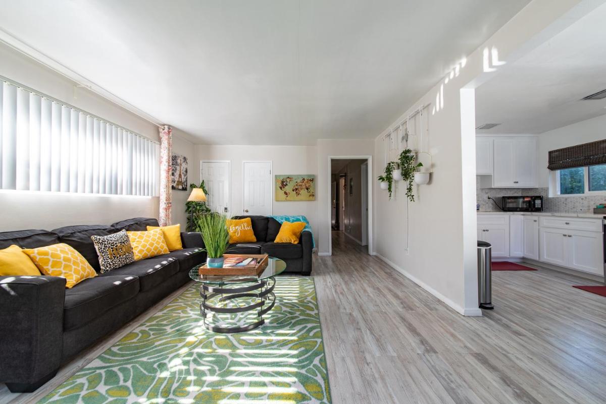Walk to Dine & Shop, KING BED, Free Parking & Private Patio - Housity