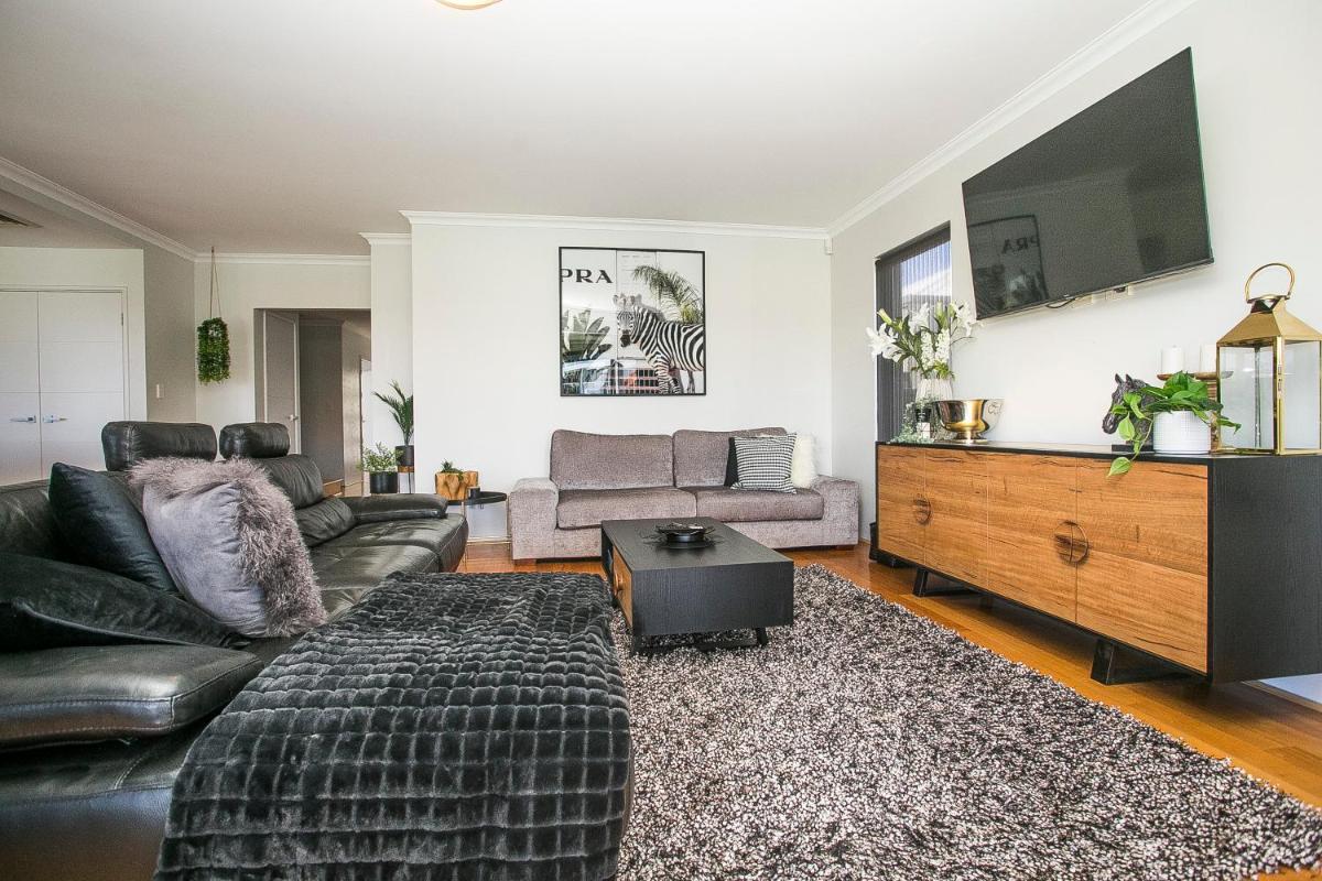 CHILLAX HOUSE - Luxury, Canals, Jetty, Family Friendly - Sleeps 14 in Style! - Housity