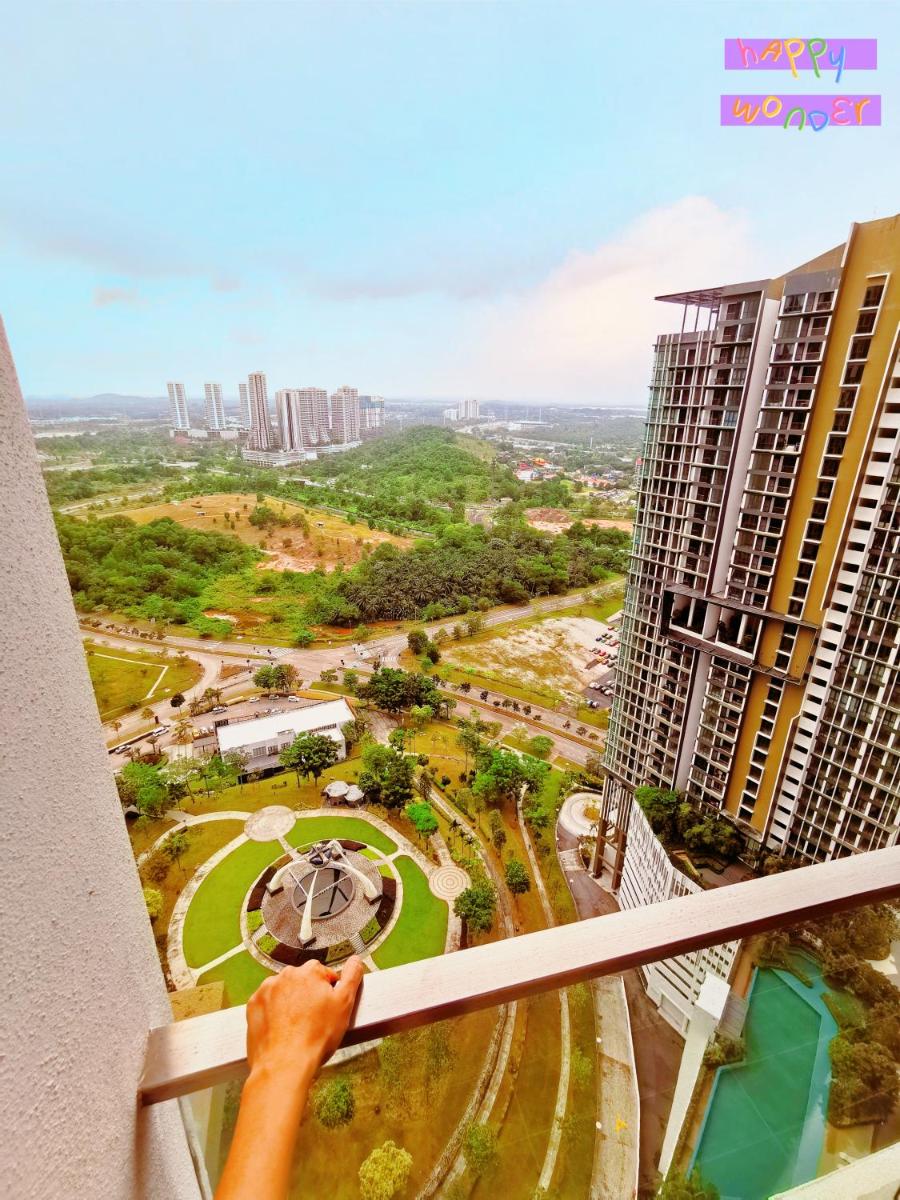 Suitetrails - Legoland-Joyful Suite -2BR-8pax-Near Glen Eagle, Nice Pool city view.