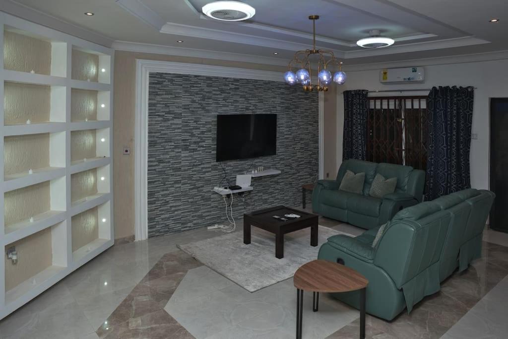 3 bed, 3 bath Spintex road East Airport house, Accra - Housity