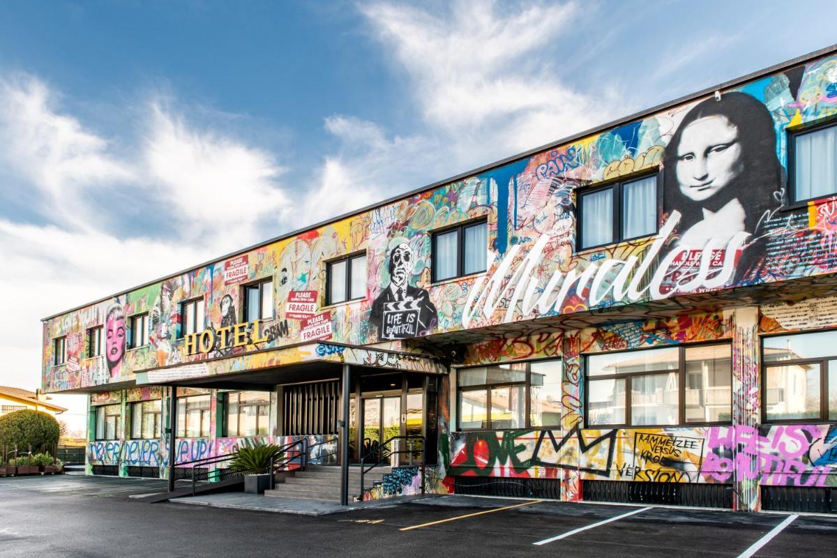 Muraless Art Hotel - Housity