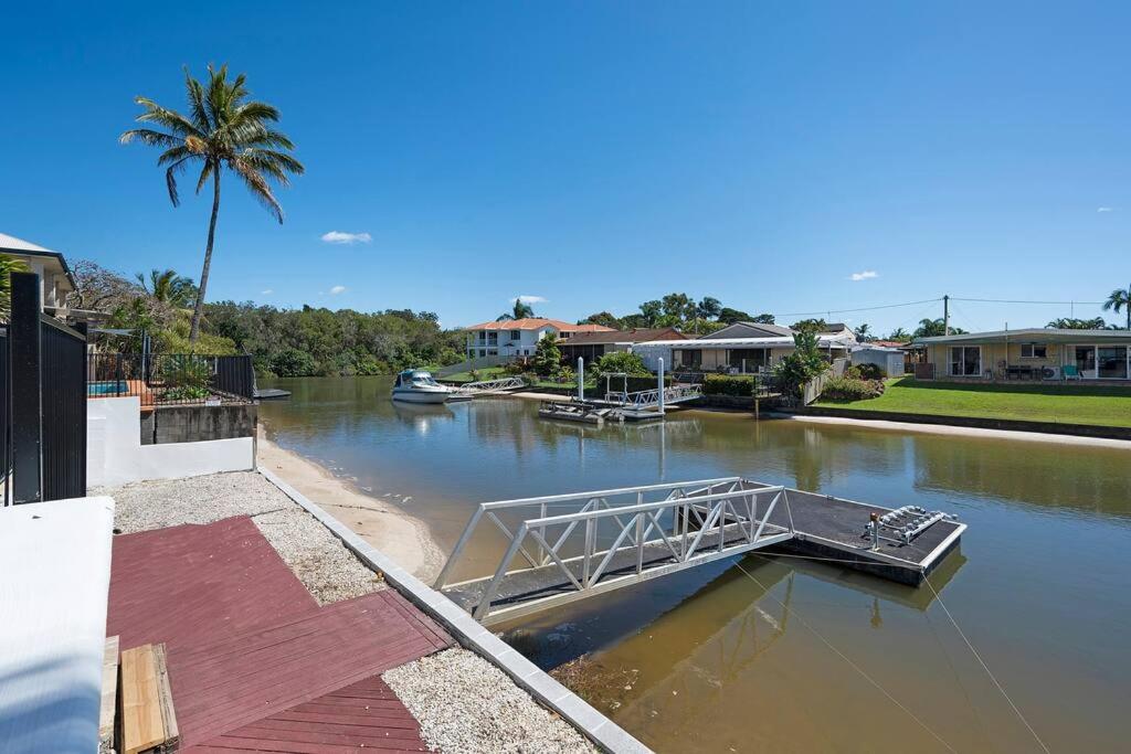 4BR Waterfront Vacation Home in BroadBeach Waters - Housity