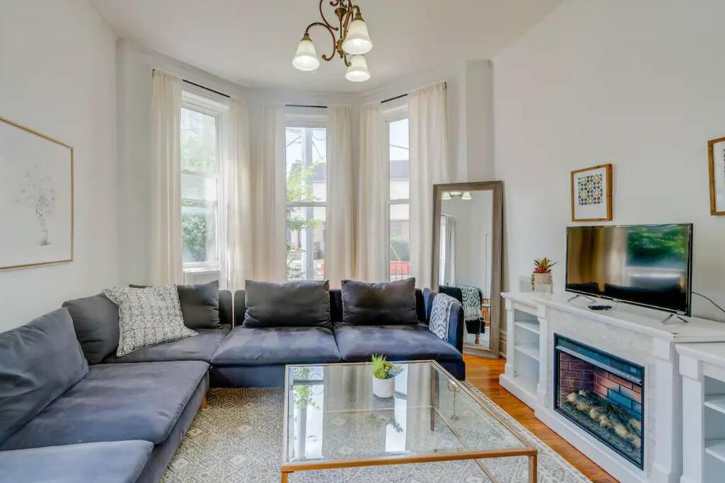 Apartment on Broadway - Housity