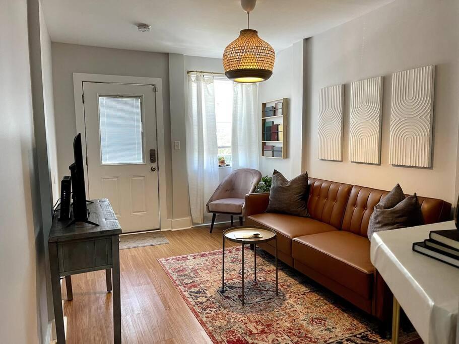 Just a mile to Broadway - Housity
