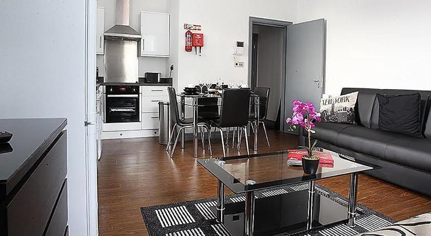 Central Northern Quarter Apartment Sleeps Upto 4 - Housity