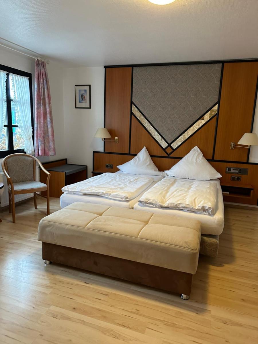 Hotel zur Post Dabringhausen - Quiet Business Hotel near Cologne and Dusseldorf Trade Fairs - Housity
