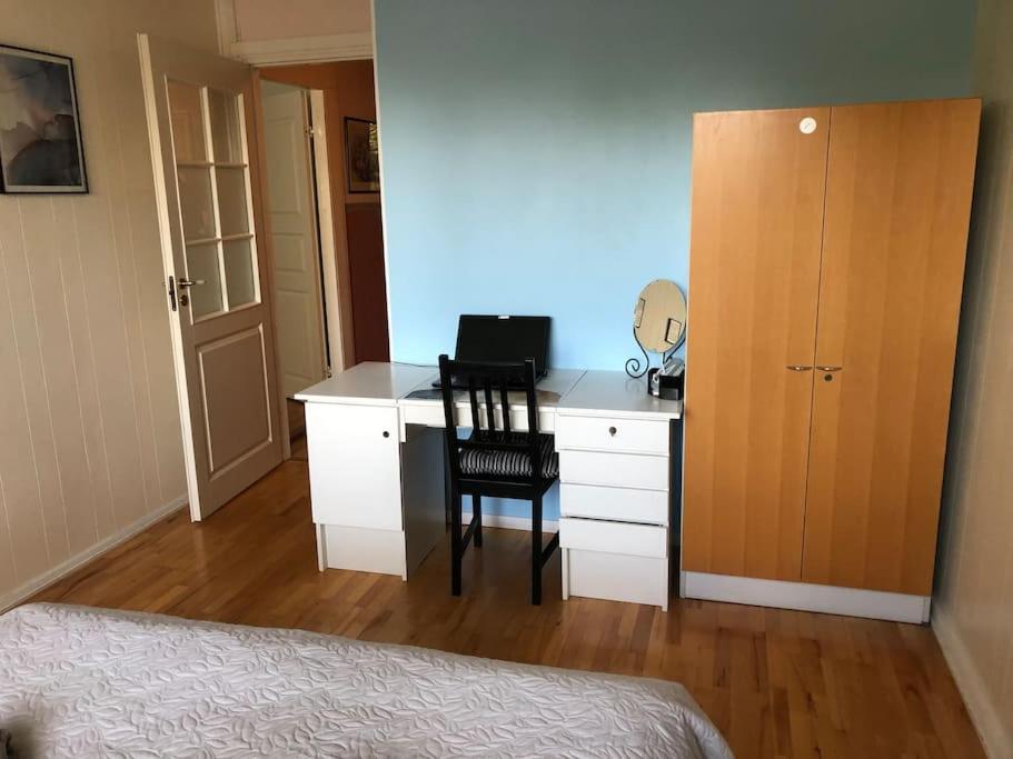 Spacious 3 room flat with balcony at City Center - Hizvo