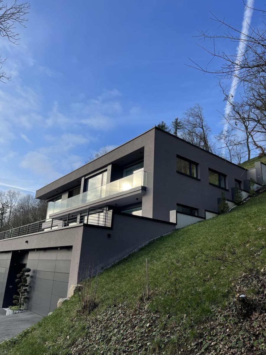 Mitten im Nirgendwo taucht es auf einmal auf - Ein repräsentativer Bau - Penthouse Garnberg I - Housity