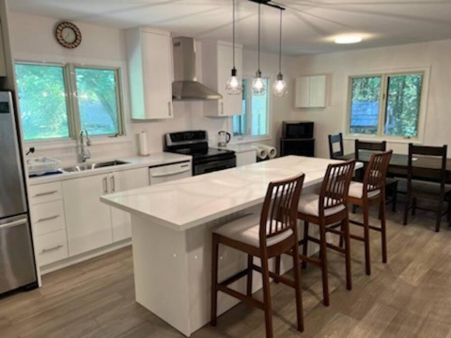 Marmora Hideaway - Lake front - Housity