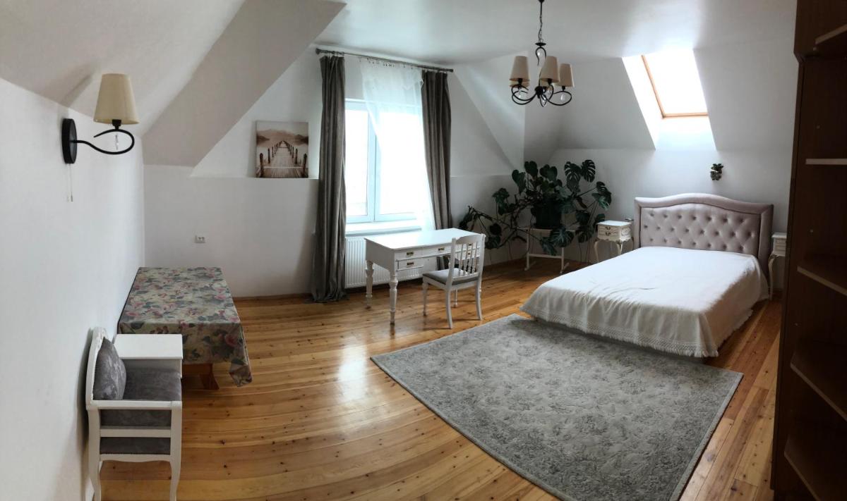 Cozy house with spacious backyard - Housity