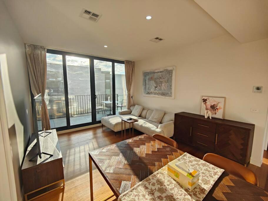 Sunny 2-Bedroom Apartment @the Heart of Canberra - Housity
