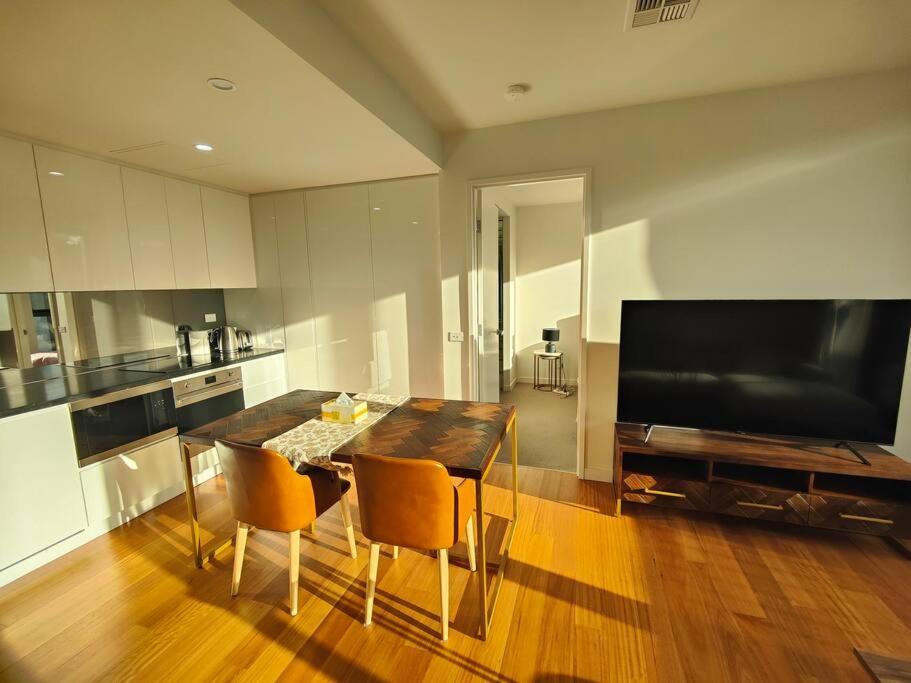 Sunny 2-Bedroom Apartment @the Heart of Canberra - Housity