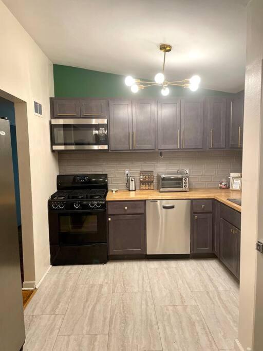 The Vintage Verde - Newly Remodeled Three Bedroom Home - Housity