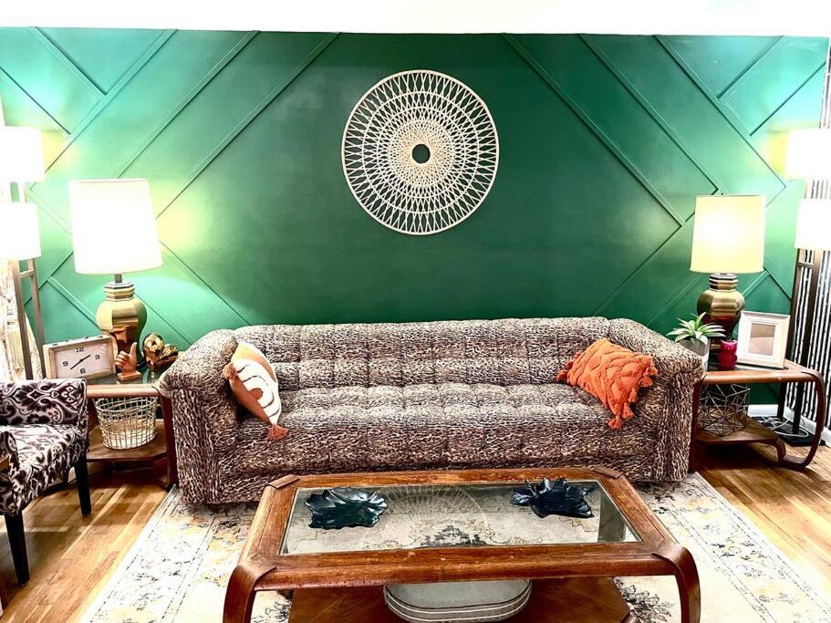 The Vintage Verde - Newly Remodeled Three Bedroom Home - Housity