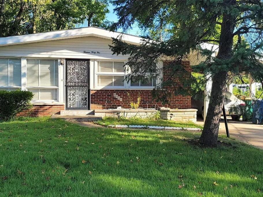 The Vintage Verde - Newly Remodeled Three Bedroom Home - Housity