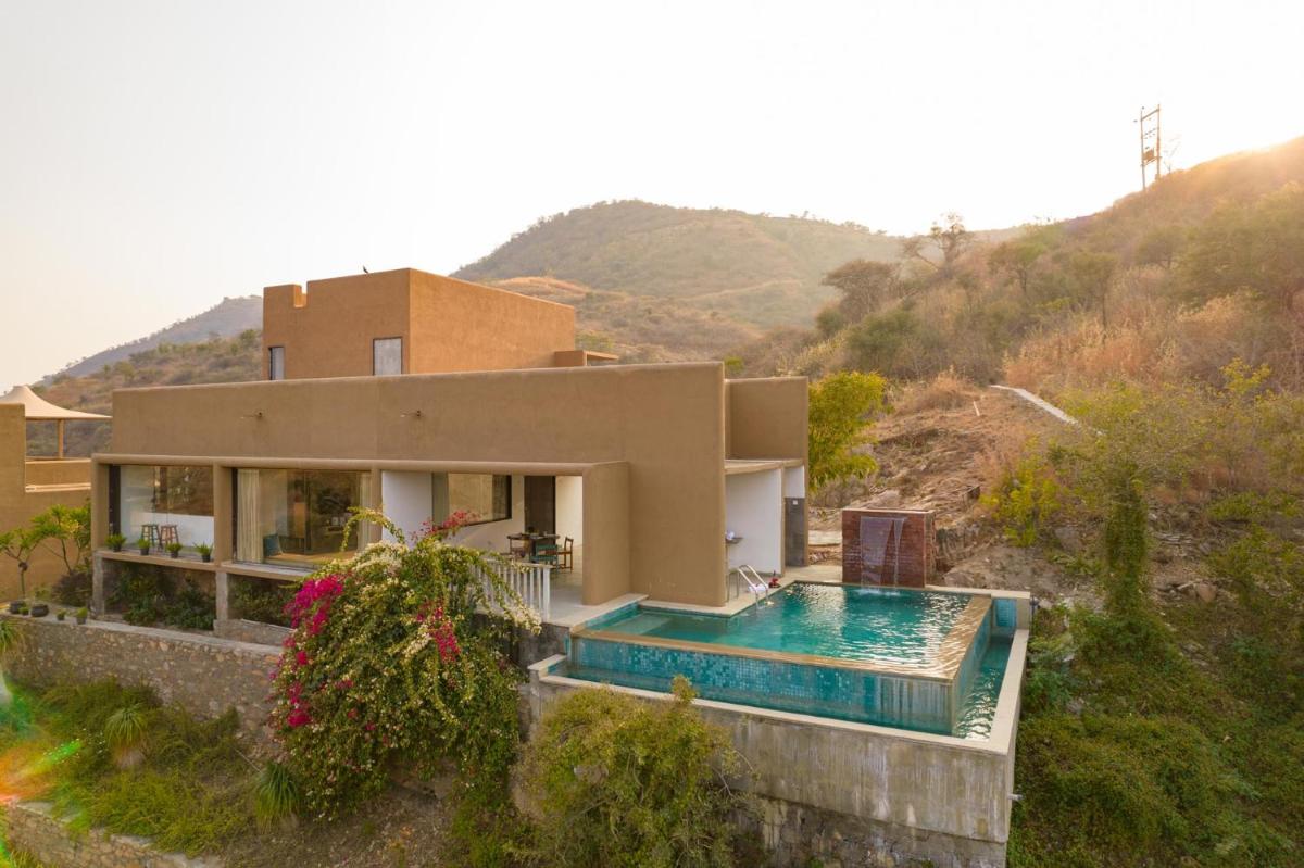 StayVista's Sage Scenery - Mountain-View Villa with Infinity Pool & Terrace - Housity